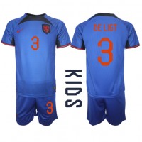 Otroški Nogometni dresi Nizozemska Matthijs de Ligt #3 Gostujoči SP 2022 Kratek Rokav (+ Kratke hlače)